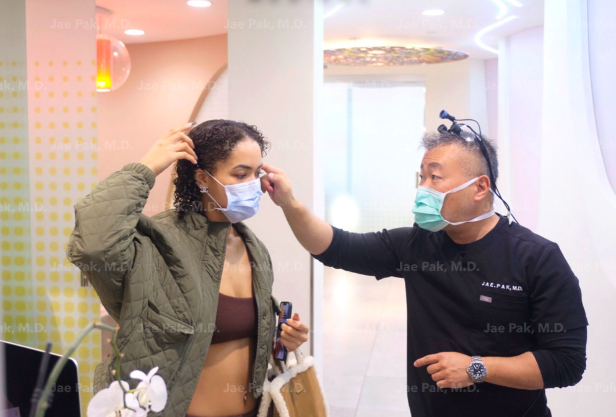 an image of Dr. Jae Pak talking with his patient